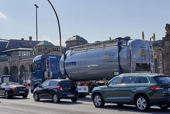 VTG-Tankcontainer auf einem blauen LKW vor den Landungsbrücken in Hamburg.