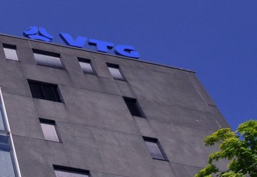 Bürogebäude mit blauem VTG-Logo.