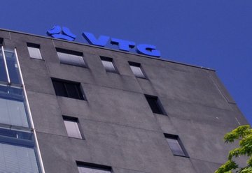 Bürogebäude mit blauem VTG-Logo.