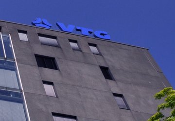 Bürogebäude mit blauem VTG-Logo.