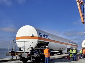 LNG-Kesselwagen im Hintergrund 