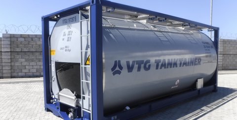 Grauer Tankcontainer mit VTG-Logo in einem blauen Rahmen.