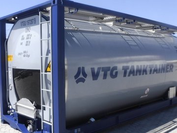 Grauer Tankcontainer mit VTG-Logo in einem blauen Rahmen.