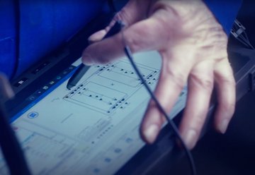 Digitales Gerät auf welchem mit einem Stift etwas geschrieben wird.