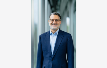 Mann mit Brille im Anzug