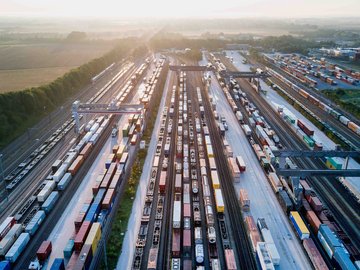 Mehrere Wagons auf verschiedenen Gleisen von Oben