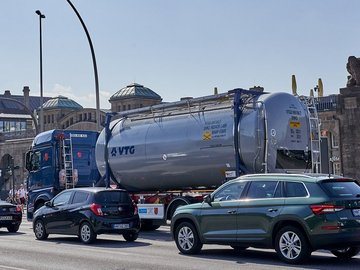 VTG-Tankcontainer auf einem blauen LKW vor den Landungsbrücken in Hamburg.