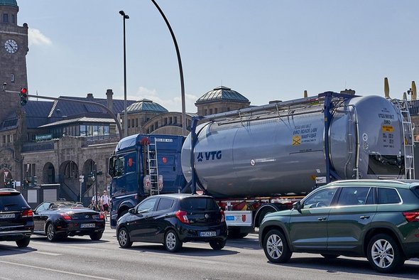 VTG-Tankcontainer auf einem blauen LKW vor den Landungsbrücken in Hamburg.