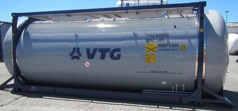 Grauer Tankcontainer mit blauem VTG-Logo.