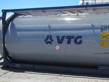 Grauer Tankcontainer mit blauem VTG-Logo.