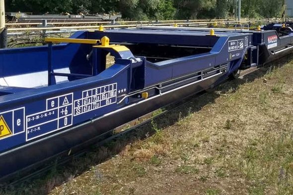 Aneinandergehängte blaue Taschenwagen mit gelben Akzenten.