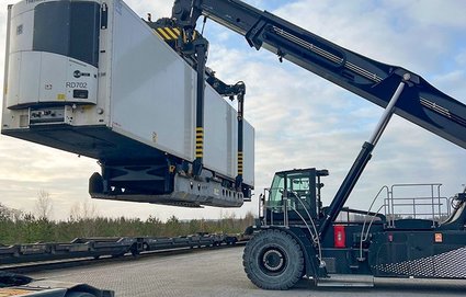 Reefer-Trailer hängt in der Luft an Kran