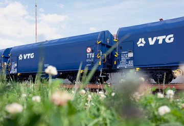 Drei blaue VTG-Standardgüterwagen.