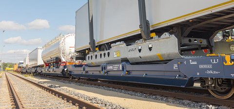 Blauer Taschenwagen, mit Korb und weißem Trailer