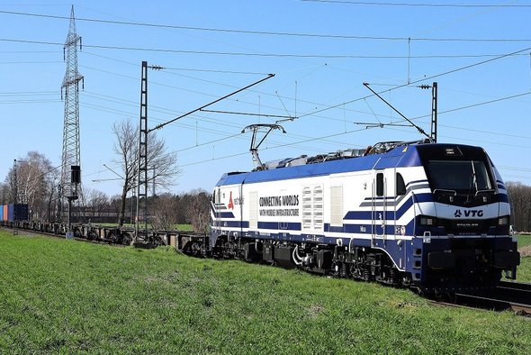 VTG-Lok mit Intermodalwagen auf Schiene