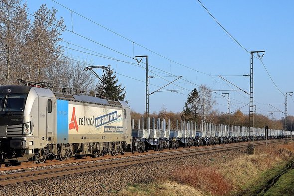 Retrack-Lok auf Schiene zieht Intermodalwagen mit modularen Aufbauten