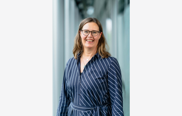 Lächelnde Frau im Kleid