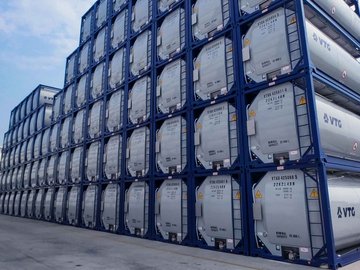 Viele aufeinandergestapelte VTG-Tankcontainer.