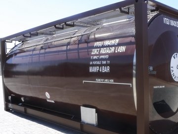 Schwarzer Tankcontainer mit weißer Schrift in einem schwarzen Rahmen.