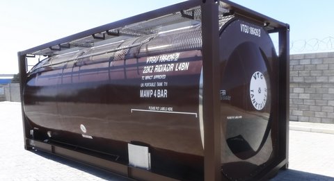 Schwarzer Tankcontainer mit weißer Schrift in einem schwarzen Rahmen.