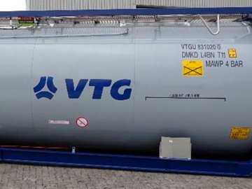 Grauer Tankcontainer auf Boden mit blauem VTG-Logo