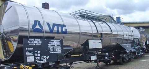 Silberner Chemie-Kesselwagen mit blauem VTG-Logo.