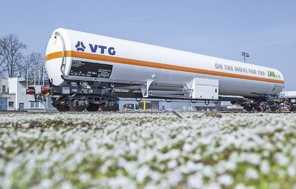 Weißer Flüssiggas-Kesselwagen mit orangem Streifen und blauem Logo.