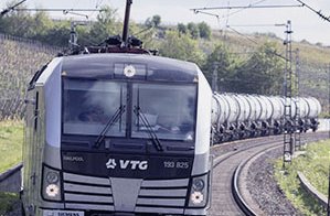 VTG-Ganzzug auf Schiene in grüner Landschaft
