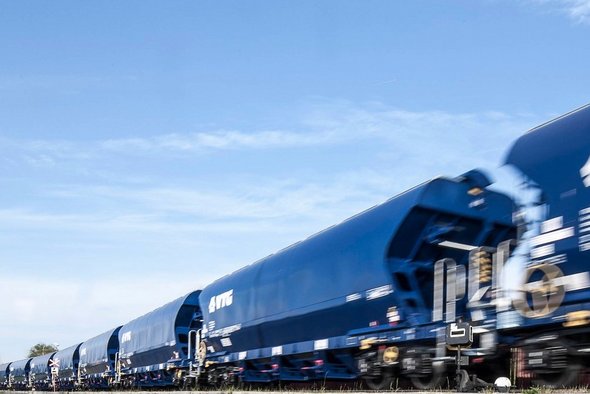Blaue VTG-Standardgüterwagen unter blauem Himmerl