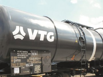 Dunkelgrauer Mineralölwagen mit VTG-Logo.