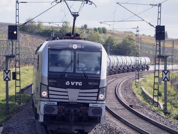 VTG-Zug mit Wagons fährt auf einem Gleis