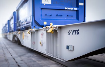 Connector an Intermodalwagen auf Schiene mit Container beladen