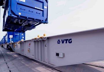 Container wird auf einen Wagon gehoben