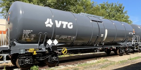 Grauer Mineralöl-Kesselwagen mit weißem VTG-Logo.