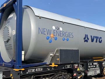 Grauer Tankcontainer auf Waggon