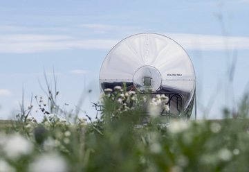 Silberner Kesselwagen mit Wiese im Vordergrund