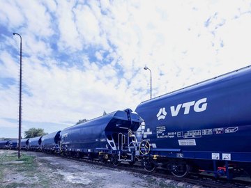 Aneinander gehängte blaue VTG-Standardgüterwagen.