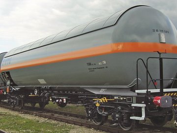 Aneinandergehängte weiße Flüssiggas-Kesselwagen mit orangem Streifen.