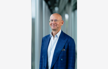 Lächelnder Mann im Anzug