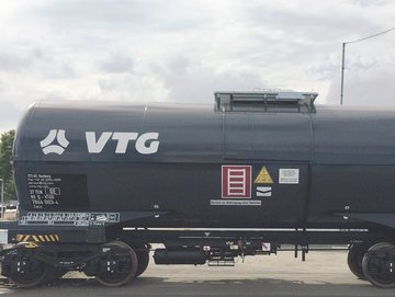 Dunkelgrauer Chemie-Kesselwagen mit weißem VTG-Logo.