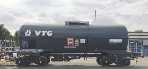 Dunkelgrauer Chemie-Kesselwagen mit weißem VTG-Logo.